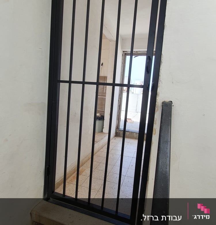 שער ברזל שחור עם סורגים במדרגות